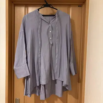 연보라 긴팔 셔츠 프론트 오픈 버튼 포함