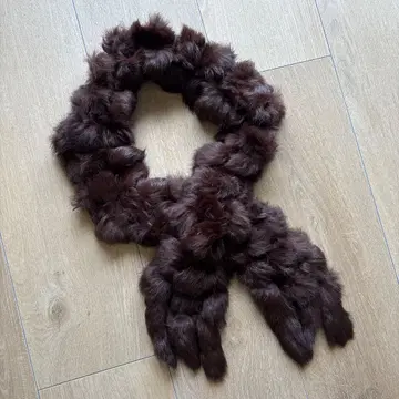 다크 브라운 퍼 머플러 뜨개질