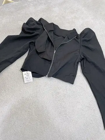 [ GAL ] 프릴 장식 블랙 크롭 자켓