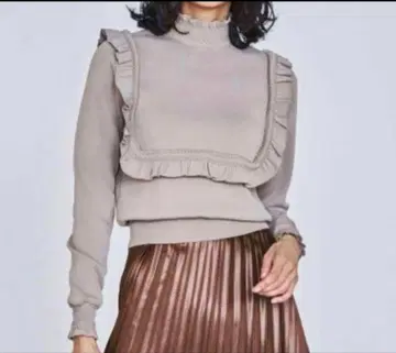 프릴이 달린 그레이 긴팔 니트