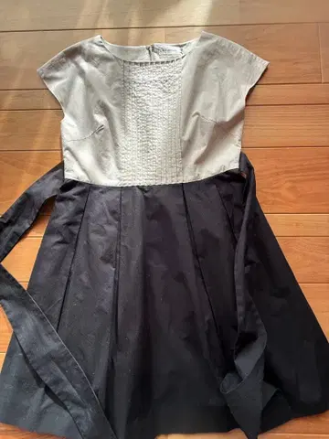 [ 본 멜 쓰리 ] 베이지와 블랙의 미니 원피스