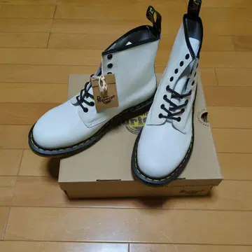 닥터마틴 8홀 화이트 28cm