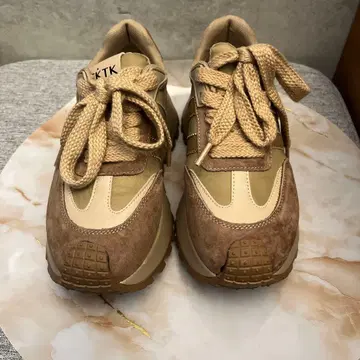 LOVE TK TK 통굽 스니커즈 베이지 브라운