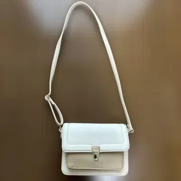 화이트 플랩식 숄더백