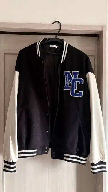 NC 로고 자수 바시티 자켓 프리 사이즈 블랙/화이트