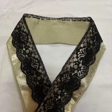 레이어트 카라 골드 컬러와 블랙 컬러의 레이스