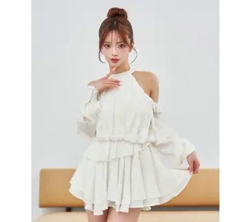 화이트 프릴 오프숄더 미니 원피스
