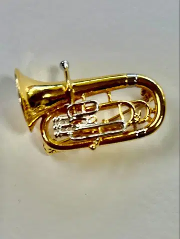 골드 튜바 브로치