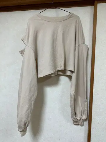 Chico 베이지 크롭 오프숄더 긴팔 상의