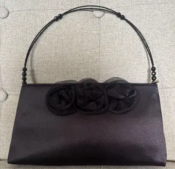 블랙 새틴 클러치백 플라워 모티브 포함