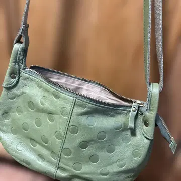 천연 가죽 숄더백 사선 가능 그린x도트 무늬