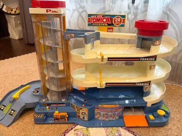 토미카 오토 모빌 빌딩