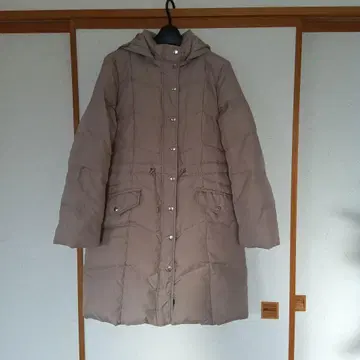 a.v.v 후드 부착 베이지 롱 다운 자켓