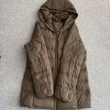 올리브색 후드 부착 다운 코트