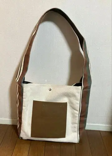 NOMADIS 브라운과 화이트 스트라이프 숄더백