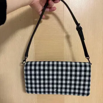 agnes.b 블랙 화이트 체크 무늬 핸드백