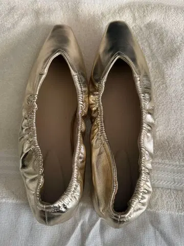 미사용 새상품 골드 플랫슈즈