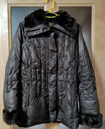 다크 브라운 후드 부착 다운 자켓