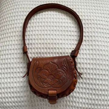 가죽 숄더백 꽃 조각 포함