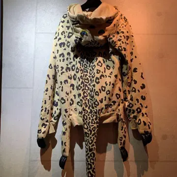 리한나 착용: adidas Originals x Jeremy Scott