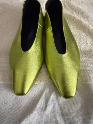 ROSE BUD 메탈릭 그린 스틸레토 플랫슈즈