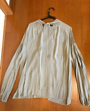 리본 포함 라이트 그레이 긴팔 블라우스