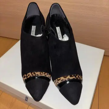 세븐틴 세븐 블랙 레오파드 무늬 악센트 부티