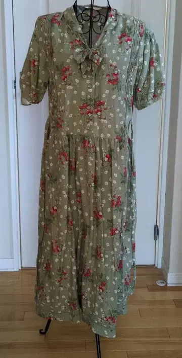 올리브 그린 꽃무늬 반팔 원피스