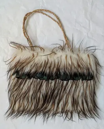 퍼 소재 핸드백 베이지 브라운