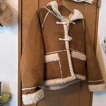 ALLISON BROWN 후드 부착 무스탕 코트