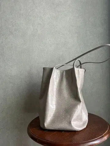 악어 가죽 그레이 숄더백
