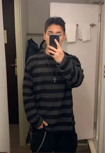 보더 니트 스웨터 블랙과 그레이