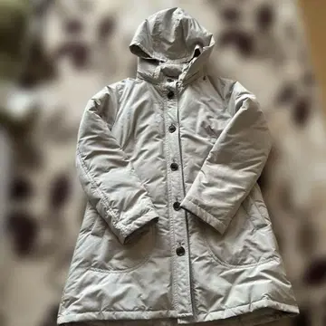 후드 부착 다운 코트