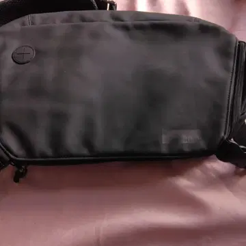 나일론 소재 블랙 바디백