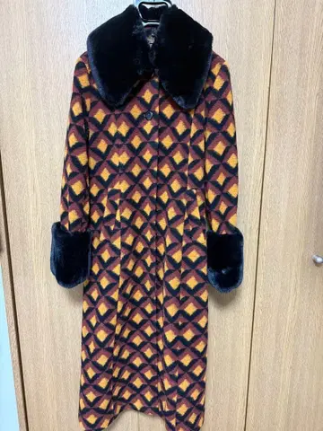 기하학 패턴 롱 코트 퍼 카라 부착