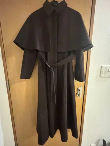 Trois Sanglier 다크 브라운 케이프 스타일 롱 코트