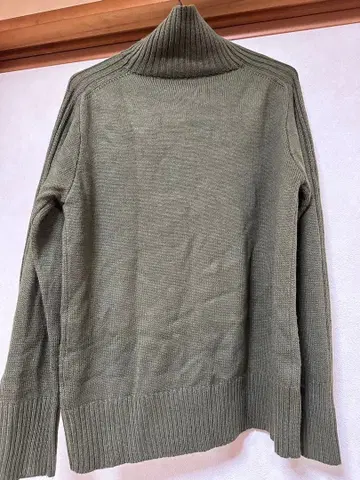 올리브 그린 터틀넥 니트 긴팔
