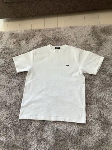 화이트 T셔츠 작은 로고 포함