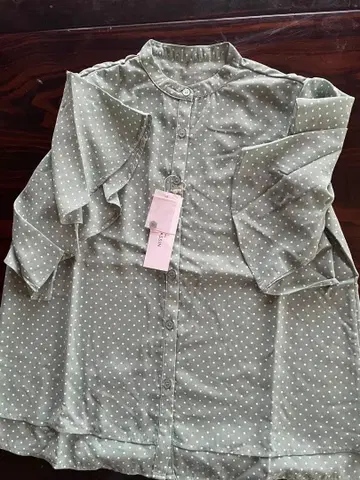 도트 무늬 프릴 소매 셔츠 그린 여성용 택 포함