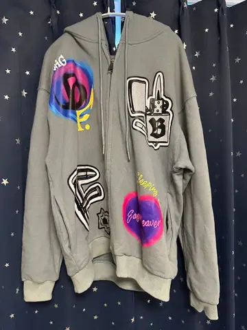 그레이 그래픽 프린트 후드 부착 후드티