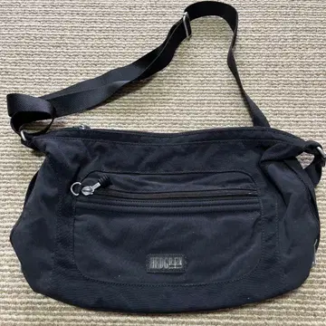 HEDGREEN 블랙 숄더백 프론트 포켓 부착