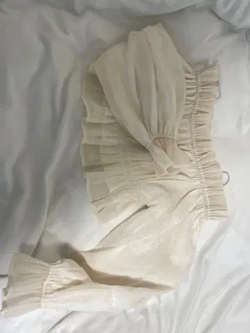 아이보리 프릴 오프숄더 상의 MERCURYDUO