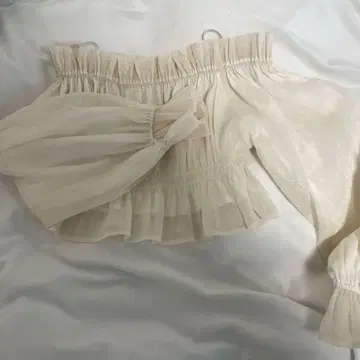 아이보리 프릴 오프숄더 상의 MERCURYDUO