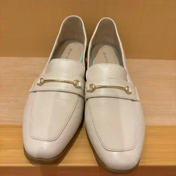 화이트 가죽 로퍼 펌프스