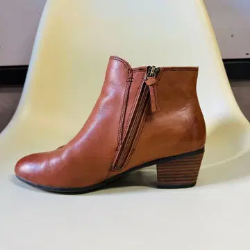 클락스 브라운 가죽 지퍼 달린 숏부츠 Clarks