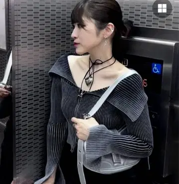 A'GEM 오프숄더 집업 상의