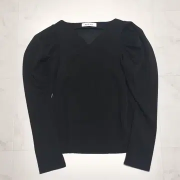 HIAND 하트 넥 PO 하트넥 풀오버 블랙