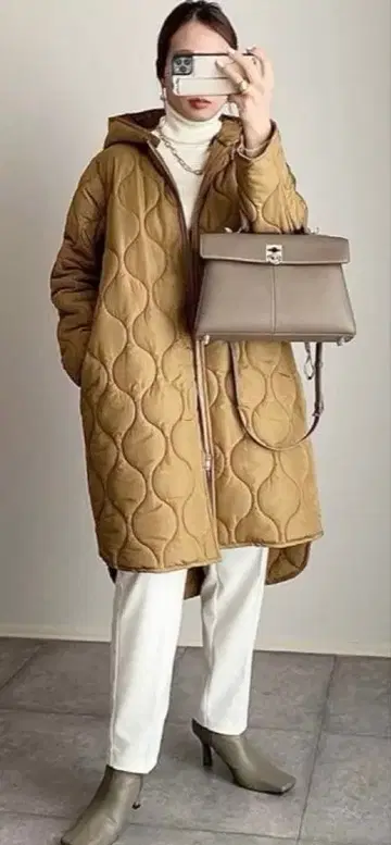 새상품급 엠마테일러 실루엣 3way 퀼팅 푸드코트