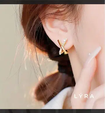 LYRA 골드 크로스 디자인 귀걸이