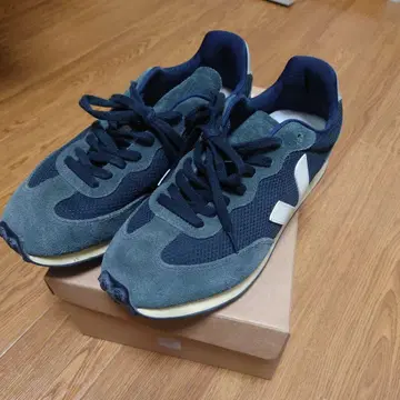 VEJA 네이비 스니커즈